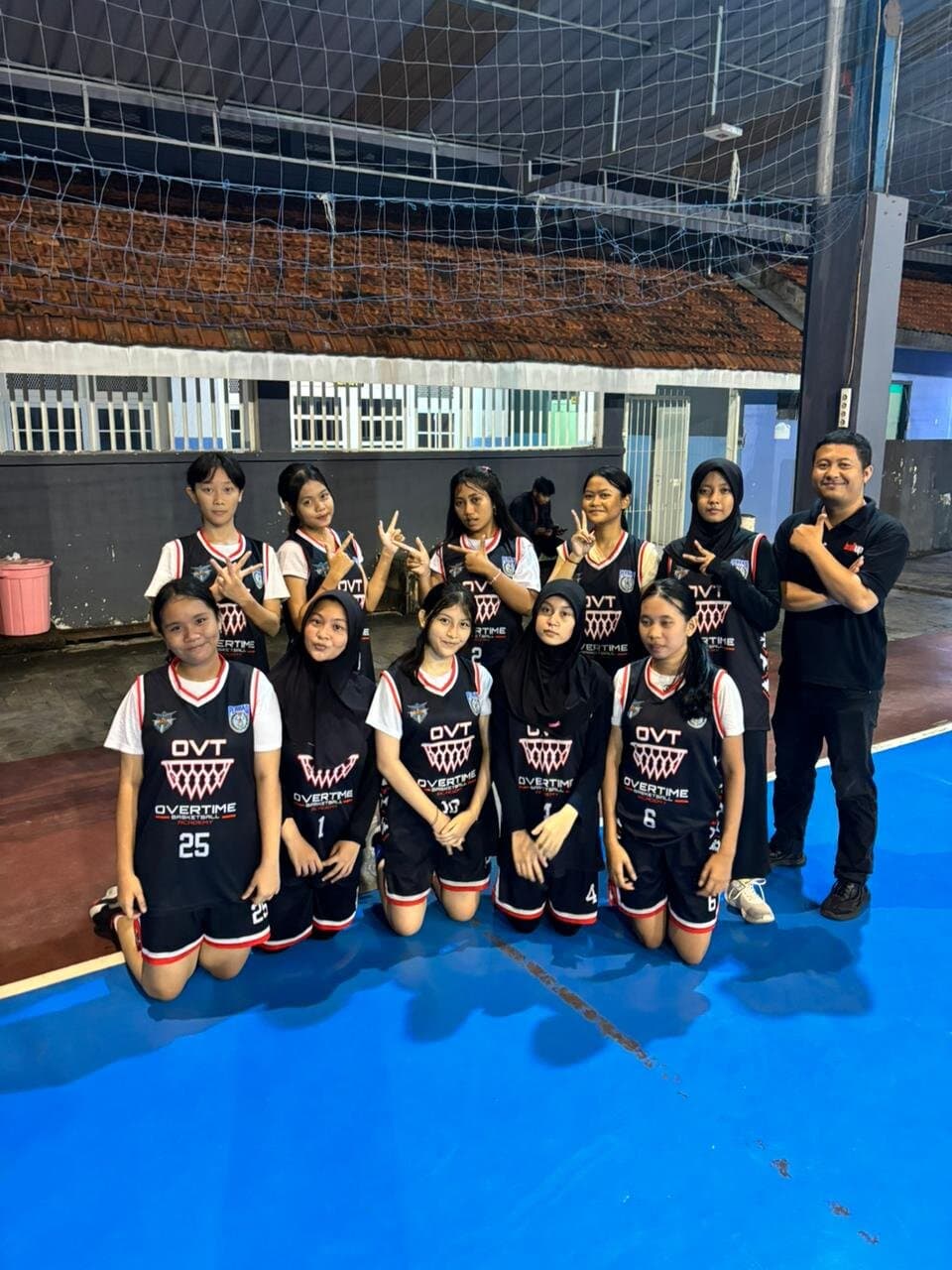 Tim Overtime Academy Basketball Lamongan berkumpul di lapangan