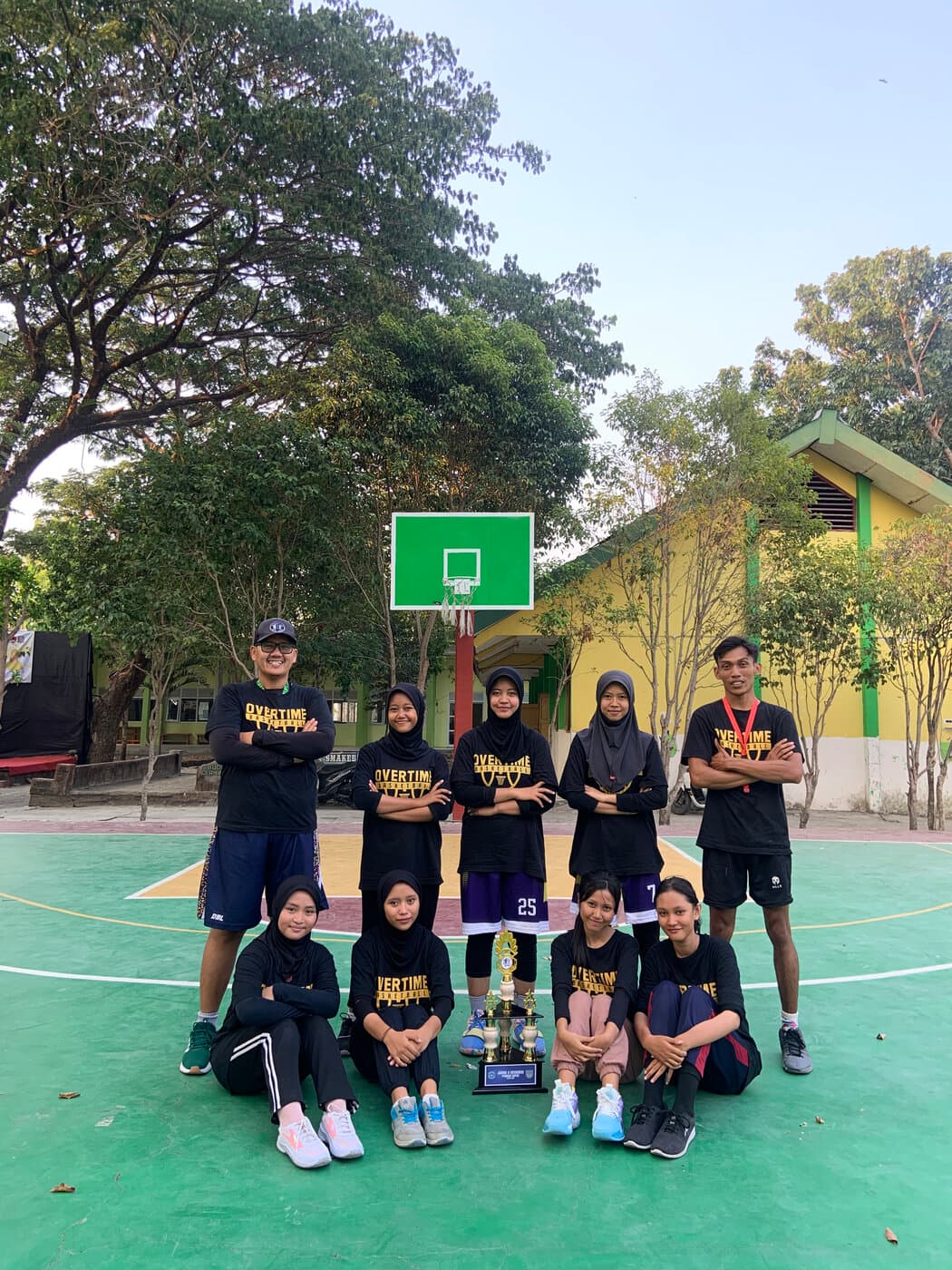 Tim Overtime Academy dengan piala kejuaraan